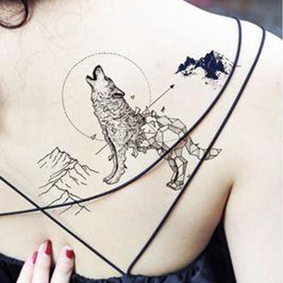 Geometric Howling Wolf Mountain Back Tattoo Ideas for Women - Black and White Popular Trending 2018 Shoulder Nature Animal Tat - Geométrico aullido lobo espalda tatuaje Ideas para mujeres - www.MyBodiArt.com 