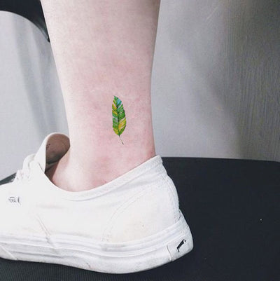 Small Watercolor Birch Leaf Ankle Tattoo Ideas for Women - Delicate Nature Leaves Leg Tat - ideas pequeñas del tatuaje del tobillo de la hoja del abedul - www.MyBodiArt.com #tattoos