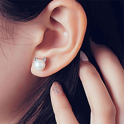 Classy Ear Piercing Ideas for Women Cartilage Helix Ear Lobe - Pearl Cat Kitty Stud Earrings in Silver -  pendientes de perlas con clase -  ideas para perforar orejas - www.MyBodiArt.com 