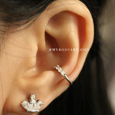 Classy Conch Ear Piercing Ideas - Cute Multiple Crystal Crown Lobe Ring Stud Earrings - ideas y pendientes elegantes de la perforación del oído - www.MyBodiArt.com #earrings