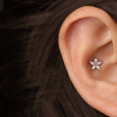 Cute Simple Crystal Flower Cartilage Conch Helix Tragus Ear Piercing Jewelry Earring Stud 16G -  lindas ideas de joyas para mujeres - www.MyBodiArt.com #piercing #earring
