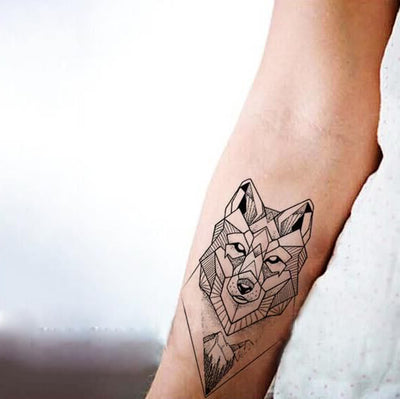 Geometric Wolf Wrist Tattoo Ideas for Women - Cool Unique Fox Animal Forearm Tat - Ideas geométricas del tatuaje de la muñeca del lobo para las mujeres - www.MyBodiArt.com