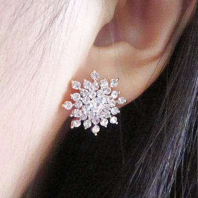 Crystal Snowflake Stud Earrings for Women - Cute Ear Piercing Ideas -  pernos prisioneros cristalinos del pendiente del copo de nieve - www.MyBodiArt.com