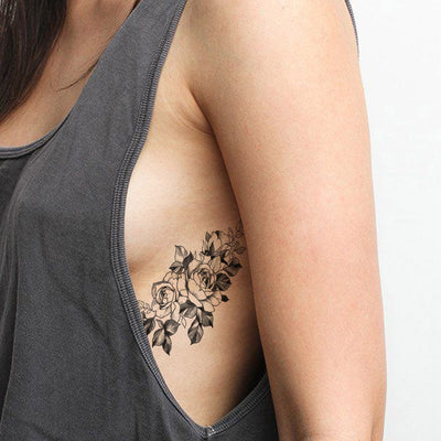 Black Outline Rose Rib Tattoo Ideas for Women - Beautiful Floral Flower Side Tat - ideas del tatuaje de la costilla rosa negra -  www.MyBodiArt.com #tattoos