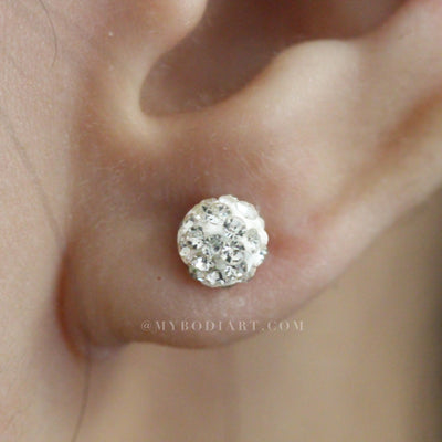 Feminine Ear Piercing Ideas for Women - Cute Dainty Crystal Ball Earring Studs 16G for Cartilage, Helix, Tragus, Conch - Linda oreja múltiple Piercing Ideas para adolescentes -  www.MyBodiArt.com #earrings 