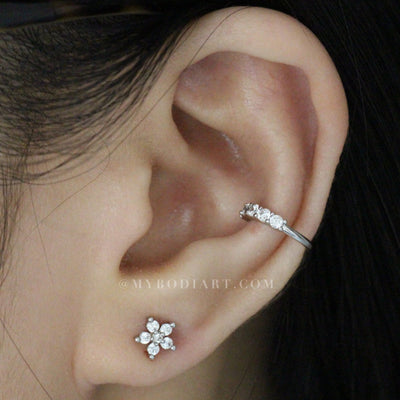  Cute Multiple Ear Piercing Ideas for Teenagers - Minimalist Classy Dainty Crystal Flower 16G Earring Stud for Cartilage, Helix, Conch, Tragus - Linda oreja múltiple Piercing Ideas para adolescentes - www.MyBodiArt.com
