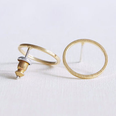 Cute Modern Ear Piercing Ideas for Women - Minimalist Ring Circle Earring Studs in Gold or Silver - ideas simples de perforación de la oreja del círculo - www.MyBodiArt.com #earrings 