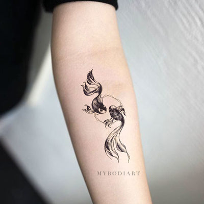 Small Pisces Koi Fish Forearm Tattoo Ideas for Women - Black and White Japanese Ying Yang Ring Arm Tattoo - tatuaje negro del antebrazo de los pescados del koi - www.MyBodiArt.com #tattoos 