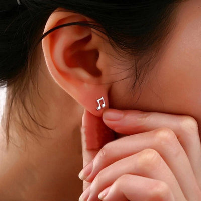 Simple Feminine Ear Piercing Ideas Unique Minimal Jewelry - Music Note Stud Earrings in Silver - Ideas simples de perforación de oreja mínima para niñas adolescentes - www.MyBodiArt.com