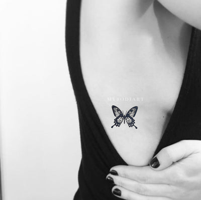 Black Butterfly Rib Tattoo Ideas for Women - Popular Feminine Side Tat for Teen Girls - Ideas del tatuaje de la costilla de mariposa negra para las mujeres - www.MyBodiArt.com #tattoos 