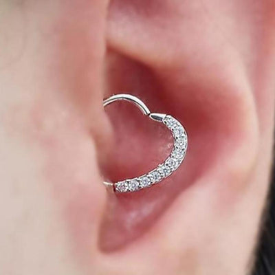 Cute Heart Daith Ear Piercing Jewelry Ideas for Women -  Corazón lindo daith piercing de oreja ideas para mujeres - www.MyBodiArt.com